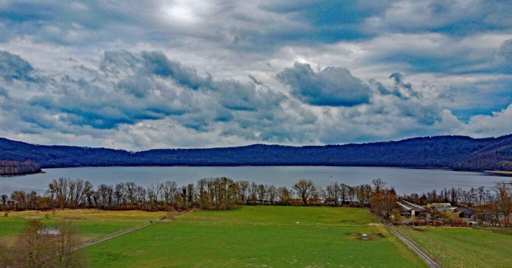 Ein packender Eifelkrimi am Laacher See: Andreas J. Schulte schickt sein Ermittlerduo in „Eifelschatten“ auf eine mörderische Spur zwischen Vergangenheit und Gegenwart.