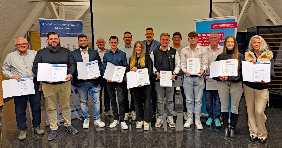 Die Kreishandwerkerschaft Ahrweiler ehrt ihre Spitzen-Azubis, ein starkes Bekenntnis zu Qualität und Zukunft.
