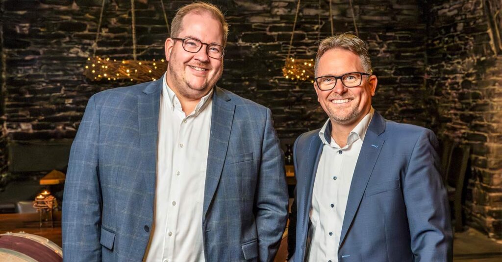 Carsten Berke (r.) ist neuer Vorstandsvorsitzender der Winzergenossenschaft Mayschoß-Altenahr. Gemeinsam Mit Mirco Burkardt (l.) lenkt er künftig die Geschicke der Winzerkooperative.