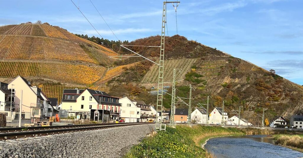 Das Ahrtal kommt unter Strom: Ab 1. Dezember fließt Spannung auf der Ahrstrecke – und am 12. Dezember wird gefeiert!