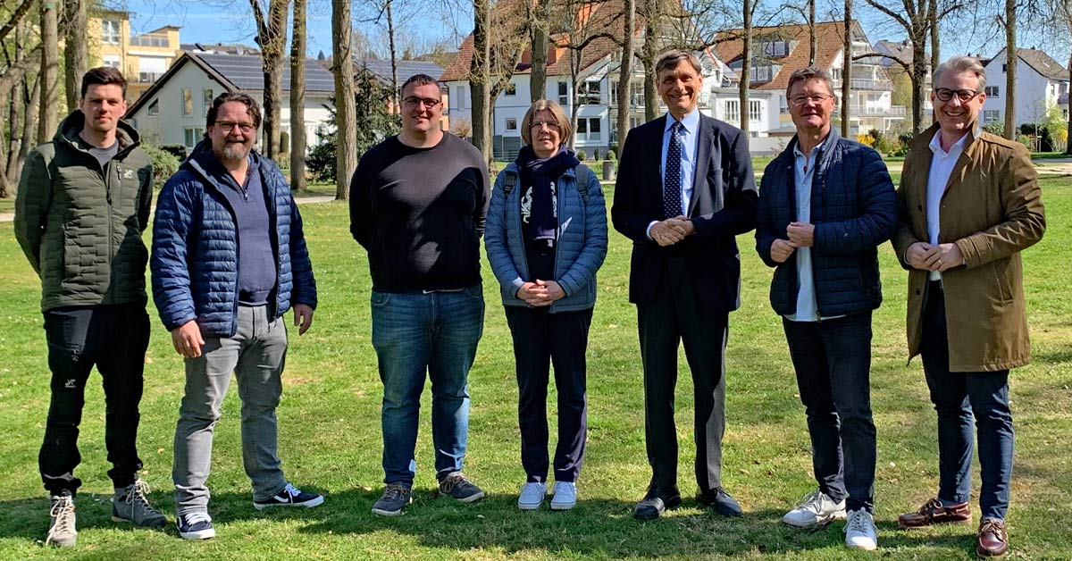 Sie haben den Pumptrack ins Rollen gebracht (v.l.) Michael Wershofen Jens Heckenbach Robert Helmrich Cordula Simmons, Projektkoordinatorin der Else-Schütz-Stiftung Dr. Johann Christian Meier, Geschäftsführer der Else-Schütz-Stiftung Richard Lindner, Ortsvorsteher David Bongart, stellvertretender Ortsvorsteher.