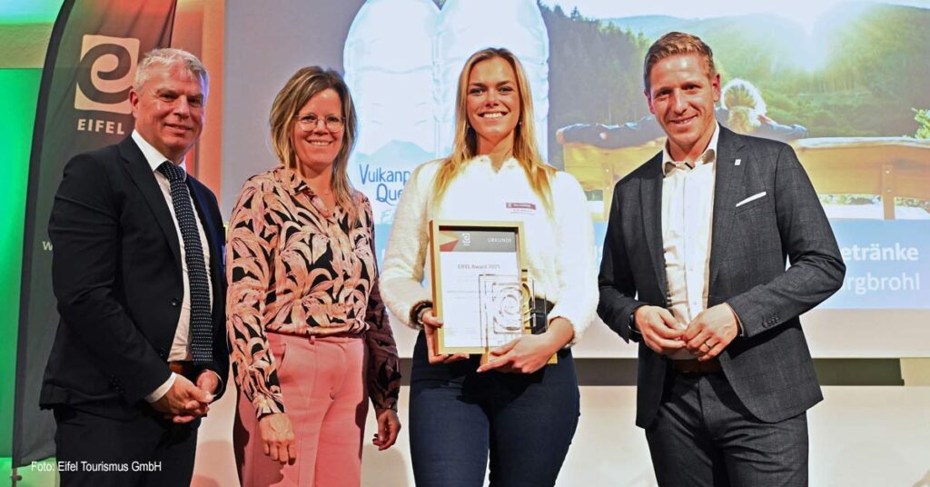 RHODIUS ausgezeichnet: (v.l.) Gregor Freches, Minister für Sport, Kultur, Tourismus und Medien der Deutschsprachigen Gemeinschaft in Belgien, die Landrätin des Vulkaneifel Kreises, Julia Gieseking, Online Marketing Managerin Jessica Reichmann von RHODIUS und der Landrat des Kreises Euskirchen, Markus Ramers.