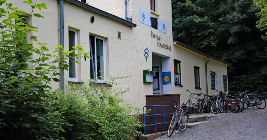 Start der Abbrucharbeiten am Thermalfreibad Bad Bodendorf ab 1. Dezember: Vorbereitungen laufen, Rückbau bis März 2026. Ein wichtiger Schritt im Wiederaufbau des Ahrtals.