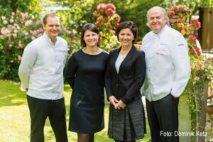 Spitzengastronomie und beste Gastgeber: Hans Stefan Steinheuer (r.), Schwiegersohn Christian Binder (l.) Désirée Steinheuer (2.v.l.) und Gabriele Steinheuer (2.v.r.)