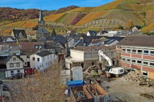 Neuanfang in Dernau: Die alte Grundschule weicht, der Wiederaufbau nimmt weiter Fahrt auf. 