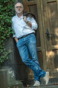 Der Autor Andreas J. Schulte lebt in der Nähe des Laacher Sees. 