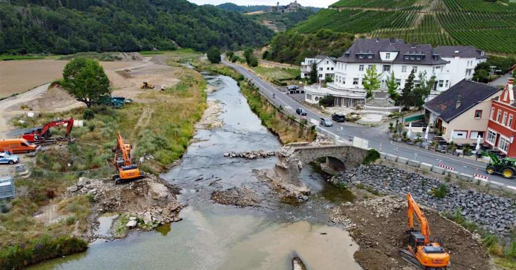 Der Abriss der alten Brücke in Rech hatte für viele Diskussionen gesorgt. Jetzt kommt sie zurück: modern, stark und hochwassersicher, sagen die Verantwortlichen.