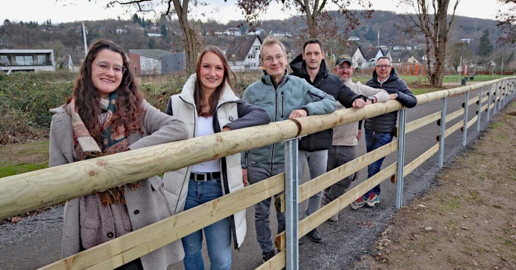 Zufriedene Gesichter: (v.l.) Maike Mostert (Stadtmarketing Stadt Sinzig), Sofia Lunnebach (Geschäftsführerin GEWI), Bürgermeister Andreas Geron, Mike Roeder und Marcel Seidel (beide Horst Schulz Bauunternehmung GmbH) und Achim Funk (Planungsbüro Porz & Partner) (v.l.) am Ahrradweg in Sinzig. Foto: Stadtverwaltung Sinzig
