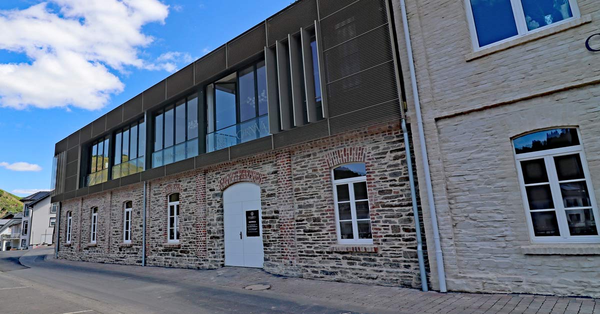 Ab dem 14. Dezember fährt die Ahrtalbahn wieder bis Dernau zur Dagernova. Die Genossenschaft begrüßt diesen Neustart auf die schönste Art, die die Dernauer Weinmacher kennen: mit Wein.