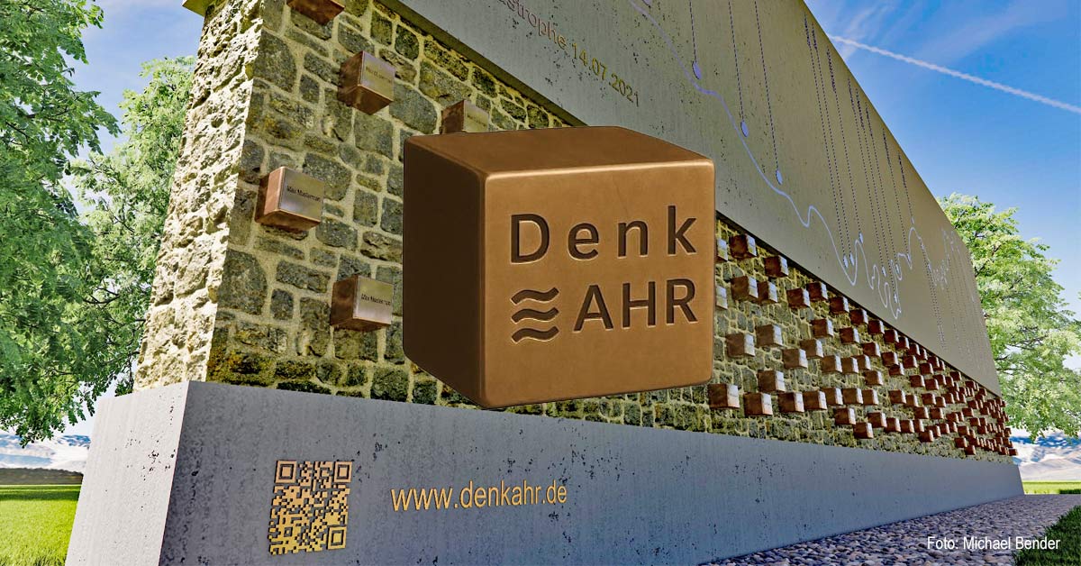 Passend zum kommenden Weihnachtsfest bietet der Verein DenkAHR e.V. einen kleinen Bronzestein als besonderes Geschenk an: gefertigt in der Metallwerkstatt von Maria Laach, graviert in der Grafschaft, die Verpackung hat eine Ahrweiler Firma beigesteuert. Ein Stück symbolischer Erinnerung zum Mitnehmen.