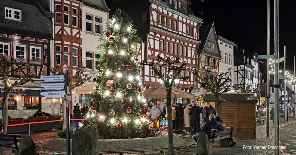 Der „Adenauer Weihnachtszauber“ zeigt zur Halbzeit, wie vielfältig Advent in der Hocheifel, im Schatten der Nürburg sein kann. Nach zwei Wochenenden steht fest: Dieser Weihnachtsmarkt ist mehr als Budenzauber.