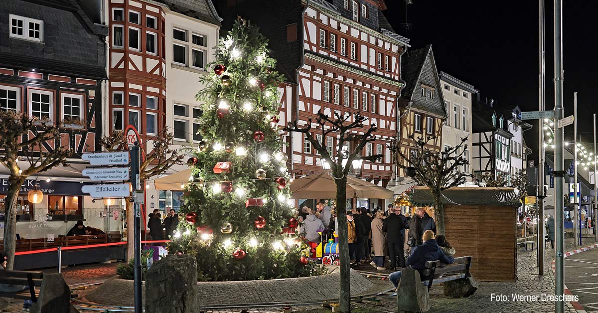Der „Adenauer Weihnachtszauber“ zeigt zur Halbzeit, wie vielfältig Advent in der Hocheifel, im Schatten der Nürburg sein kann. Nach zwei Wochenenden steht fest: Dieser Weihnachtsmarkt ist mehr als Budenzauber.