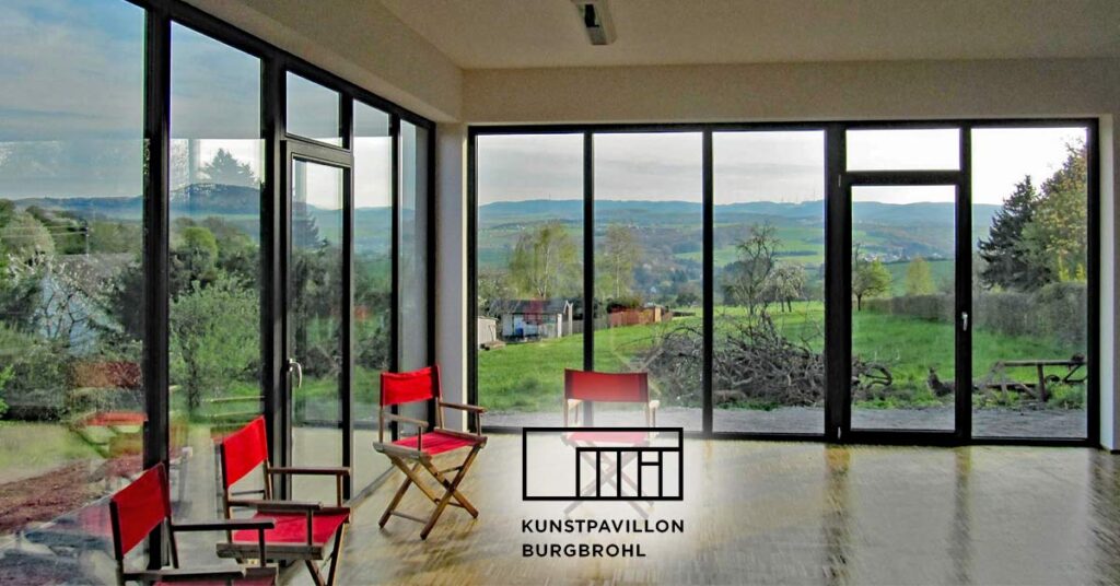 Seit seinem Bau 2015 wird der Kunstpavillon Burgbrohl für Projekte und Workshops, Ausstellungen, Lesungen und Konzerte, Symposien, Tagungen und Weiterbildungsangebote genutzt. Die großzügige Außenfassade mit Ausblick über die Eifellandschaft bietet optimale Tageslichtverhältnisse und schafft eine anregende Atmosphäre.