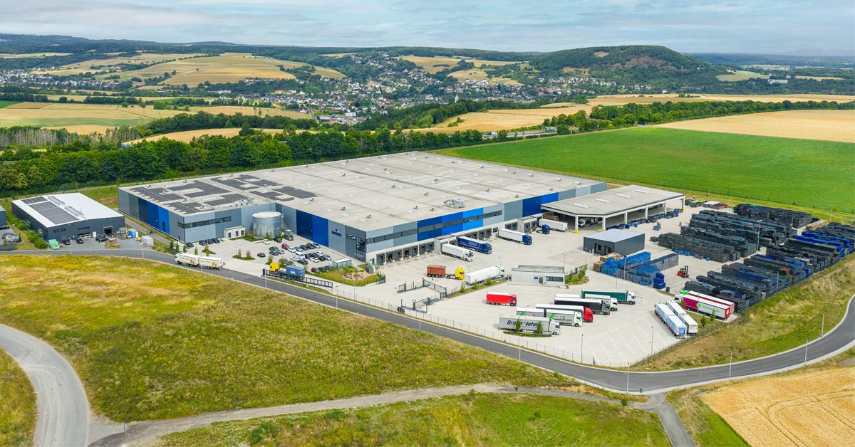 RHODIUS Mineralquellen zeigt, wie Nachhaltigkeit geht – Brohltaler Logistikzentrum feiert zwei Jahre Effizienz.