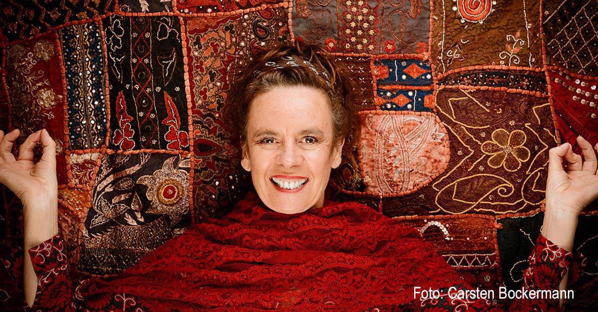 Nessi Tausendschön feiert mit „30 Jahre Zenit – Operation Goldene Nase“ ihr Kabarettjubiläum im Winzerverein Lantershofen. Der Termin: 13. Dezember 2025.