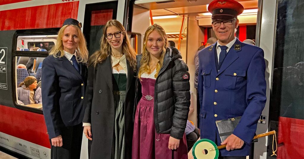 Die Dernauer Weinkönigin Carla Poppelreuter (2.v.r.) nahm gemeinsam mit Luisa Bertram (3.v.r.) an einer der Fahrten teil. Begleitet wurden sie von Olga Linz (l.) sowie Stefan Ingenfeld (r.), der als Aufsichtsbeamter eingesetzt war.
