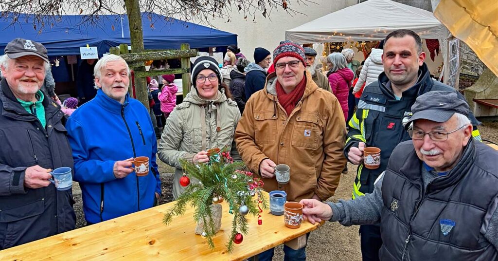 Besucher und Veranstalter standen auf ein Glühwein an der Mariensäule zusammen (v.l.): Hanjo Fischer, Johannes Montermann, Steffi Nett, Florian Müller, Martin Ebert und Bernd Schricker.