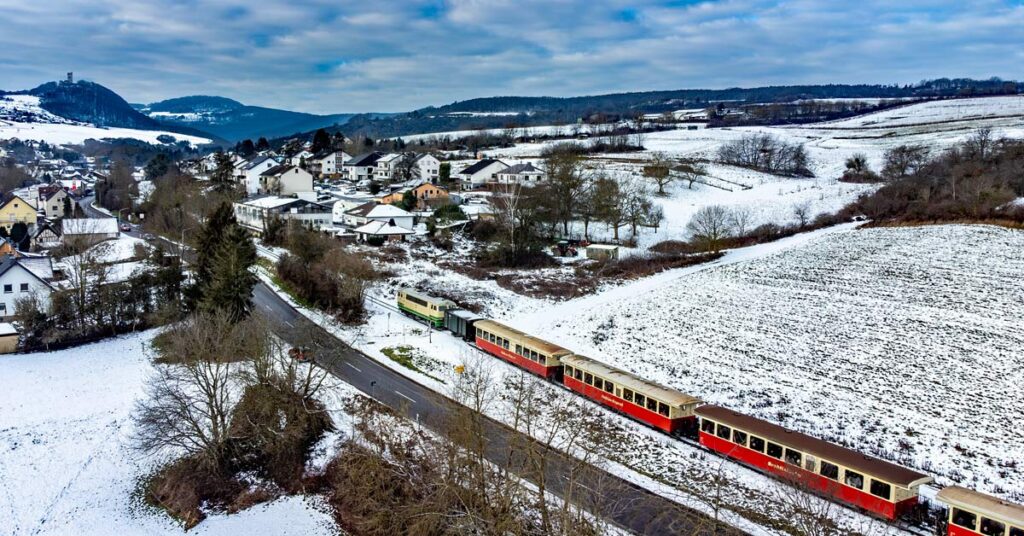 Winterfahrt mit der Brohltalbahn: Nostalgische Zugreise vom Rhein in die Eifel, Winterwanderung, Eifeler Imbiss und Vulkan-Express-Gefühl pur.