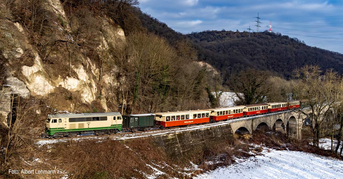 Lust auf ein Weihnachtsabenteuer im Brohltal? Der Vulkan-Express fährt am 26. Dezember durch die winterliche Vulkanlandschaft – inklusive Wanderung! Tickets jetzt online sichern.