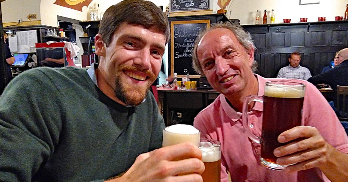 Biersommelier Günter Paul (r.) mit einem Kollegen beim gemeinsamen Verkosten.