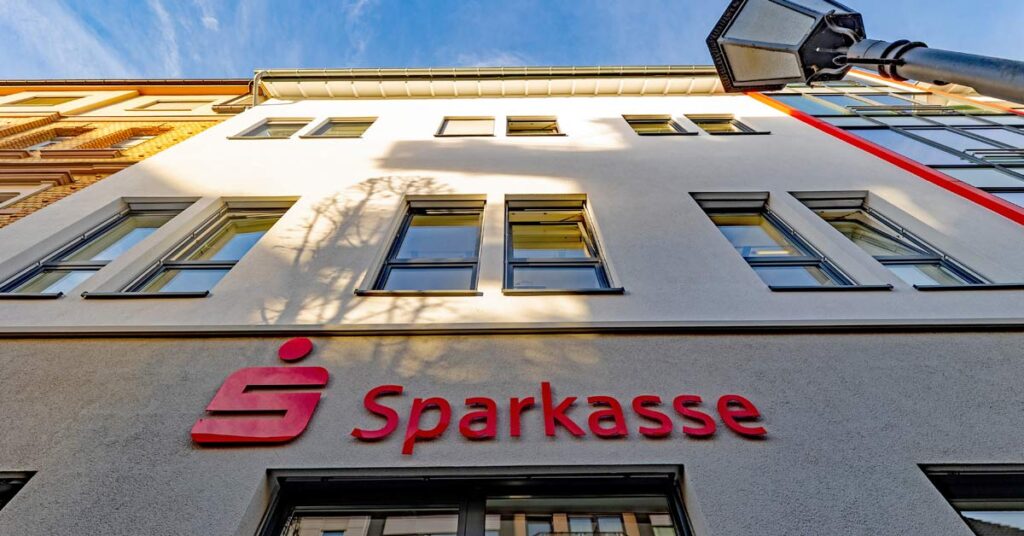 Die Geschäftsstelle der Kreissparkasse Ahrweiler ist nach fast viereinhalb Jahren wieder in der Telegrafenstraße.