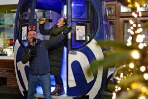 Bei der Karaoke-Gondel“ können sich neugierige Sänger ausprobieren.