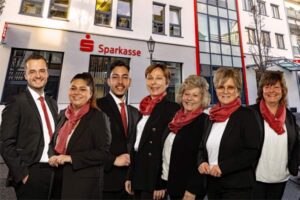 Die Ansprechpartnerinnen und Ansprechpartner des Privatkundenbereichs sind wieder vor Ort. Persönliche Gespräche, kurze Abstimmungen und direkte Beratung werden damit wieder einfacher.