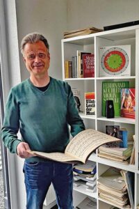 Dietwalt Mauruschat absolvierte sowohl ein Gesangs- als auch ein Violinstudium, steht seit vielen Jahre auf Opern- und Konzertbühnen und unterrichtet seit mehreren Jahrzehnten.