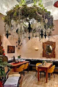 Das Restaurant Hofgarten Gutsschänke Meyer-Näkel verwandelt Winter, Frühling und Sommer in genussvolle Erlebnisse. Jeder Abend steht für eine klare kulinarische Handschrift, getragen von regionalen Produkten und den charaktervollen Weinen des Hauses.