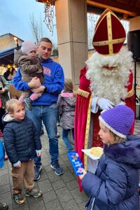 Und der Mann mit dem Bart verteilte kleine Geschenke an die Pänz.