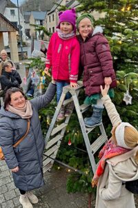 Eltern und Kinder schmückten in Weibern gemeinsam den Weihnachtsbaum an der Mariensäule.