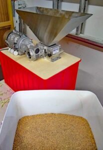 Eine kleine Schrotmühle gehört natürlich zur Brau-Ausstattung.