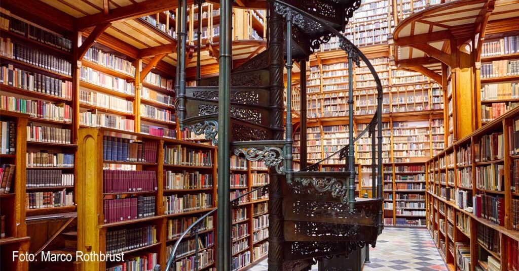 Die Klosterbibliothek in Maria Laach gehört zu den besterhaltenen und schönsten Bibliotheken aus dem 19. Jahrhundert.