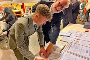 Besonders stolz war Chronist Matthias Becker. Sein Sohn Kilian trägt sich als neues Mitglied der Bürgerschützen in das Seelenbuch ein.