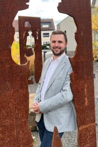 Marco Böhm ist ausgebildeter Lehrer für Mathe und Informatik. Er arbeitet in der Verwaltung der Universität Koblenz.