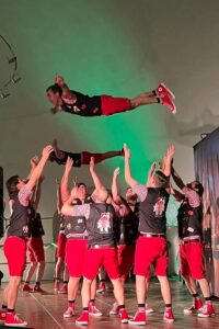 Die VulkanElfen in Aktion auf der Bühne.