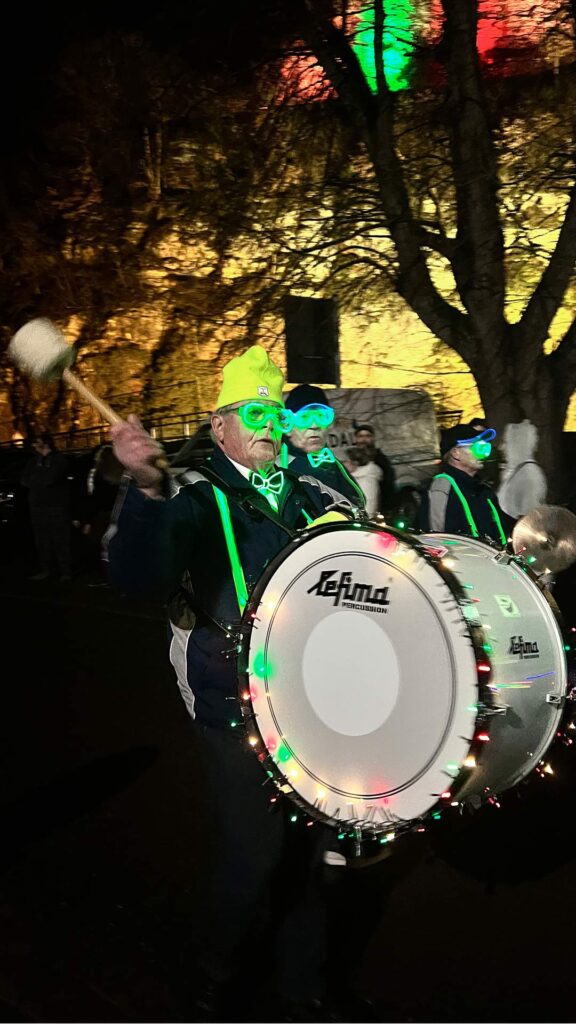 In Schuld wird kräftig "auf die Trumm" gekloppt...