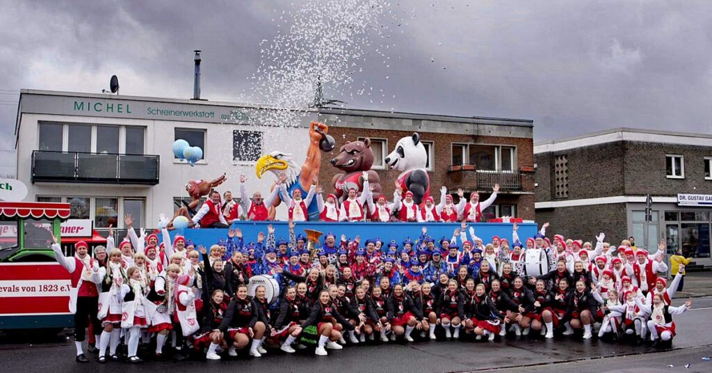 Tradition, Töne, Stimmung: Die Limbachtaler Musikanten von der Oberahr waren wieder im Rosenmontagszug Köln.