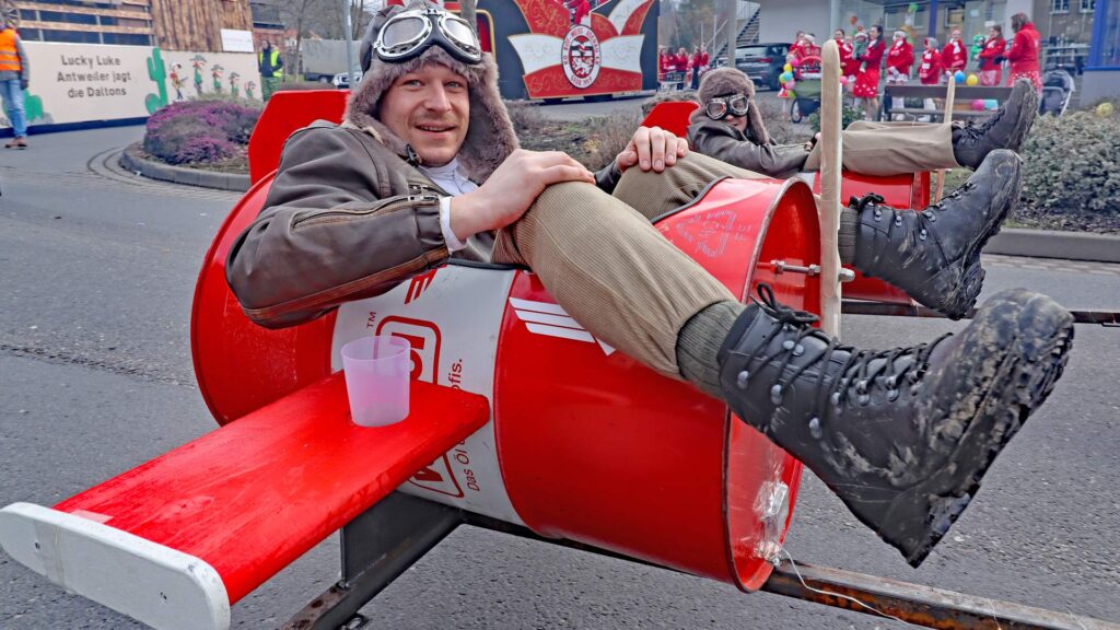 Kreative Gruppen gaben dem Karnevalsumzug in Adenau eine sehr besondere Note. Und diese beiden - quasi fliegenden Herren aus Schuld - hatten offensichtlich viel Spaß dabei.