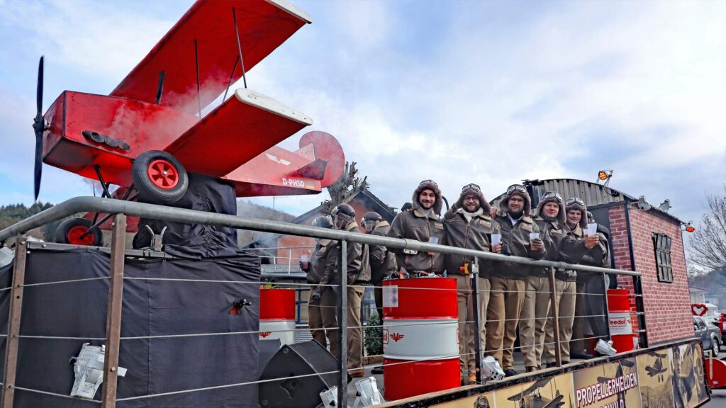 Das Gruppenbild der quasi fliegenden Kreativgruppe Fliegerstaffel aus Schuld-„Kraftstoffmangel trotz Druckbetankung“