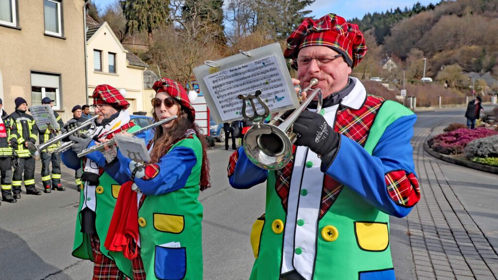 Die „letzte Reihe“ der Limbachtaler Musikanten aus Antweiler. Engagiert und notentreu. Die Kapelle verschönert auch den Rosenmontagszug in Kölle...