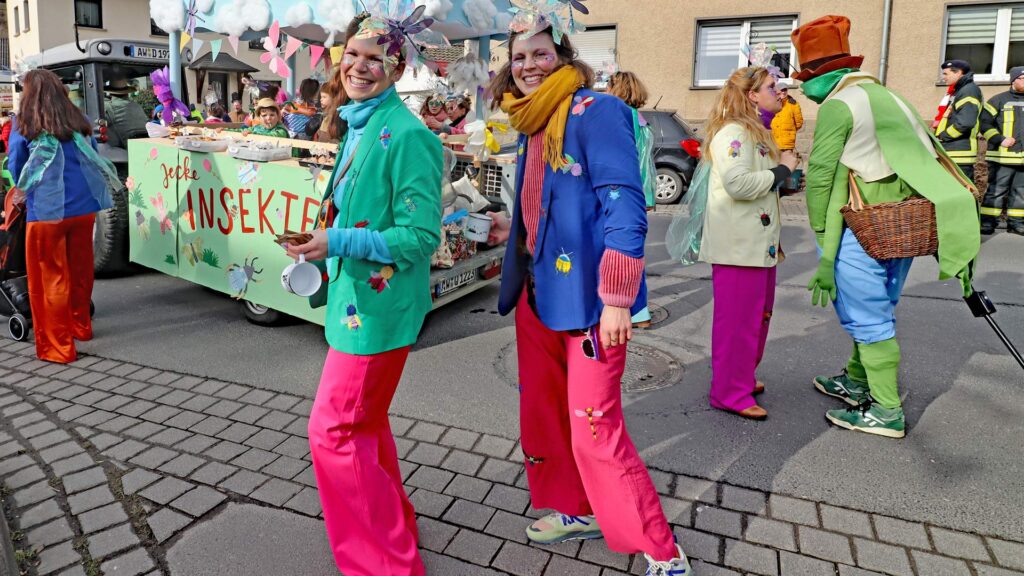 Zwei junge Damen der jecken Insekten, eine erfrischende Fußgruppe beim Adenauer Karnevalsumzug. Jecke Insekten machen "Adde" bunt.