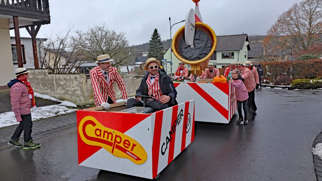 Beim Rosenmontagszug Müllenbach am Nürburgring feiert der Ort 60 Jahre Karnevalstradition: Kreative Fußgruppen, handgefertigte Kostüme und ausgelassene Stimmung.