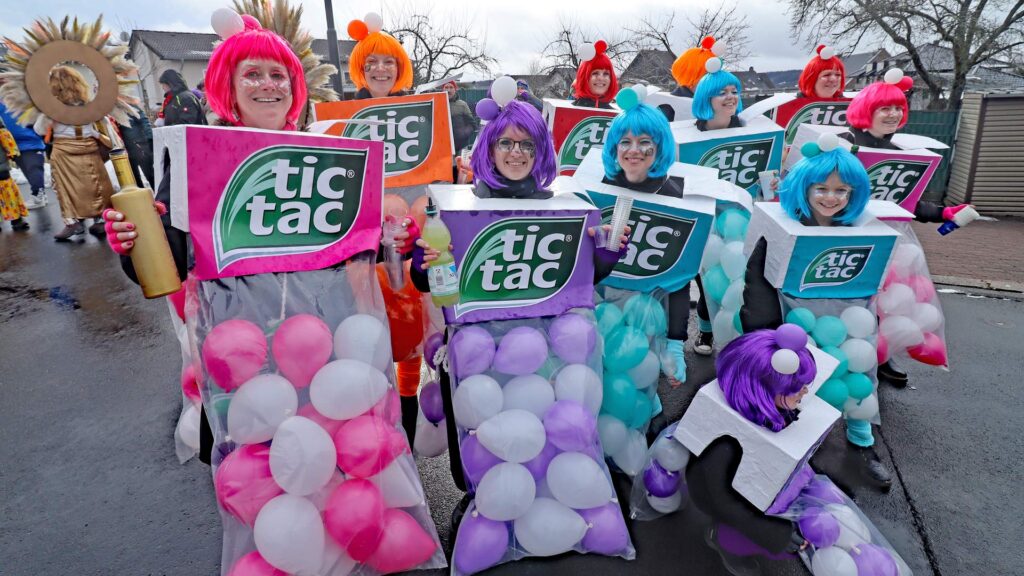 Beim Rosenmontagszug Müllenbach am Nürburgring feiert der Ort 60 Jahre Karnevalstradition.