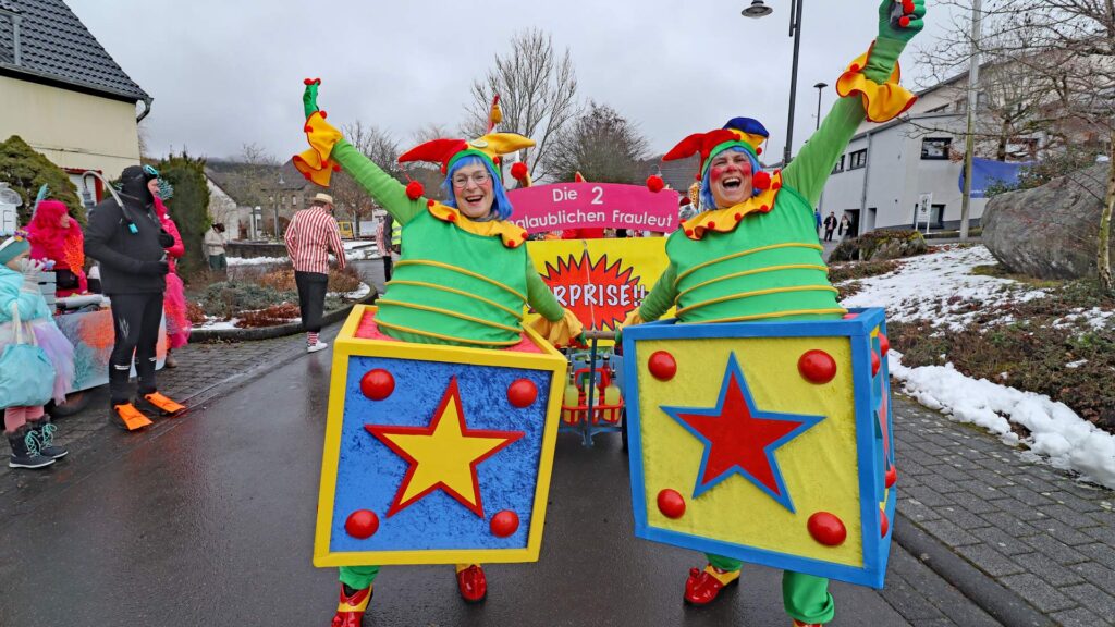 Beim Rosenmontagszug Müllenbach am Nürburgring feiert der Ort 60 Jahre Karnevalstradition.