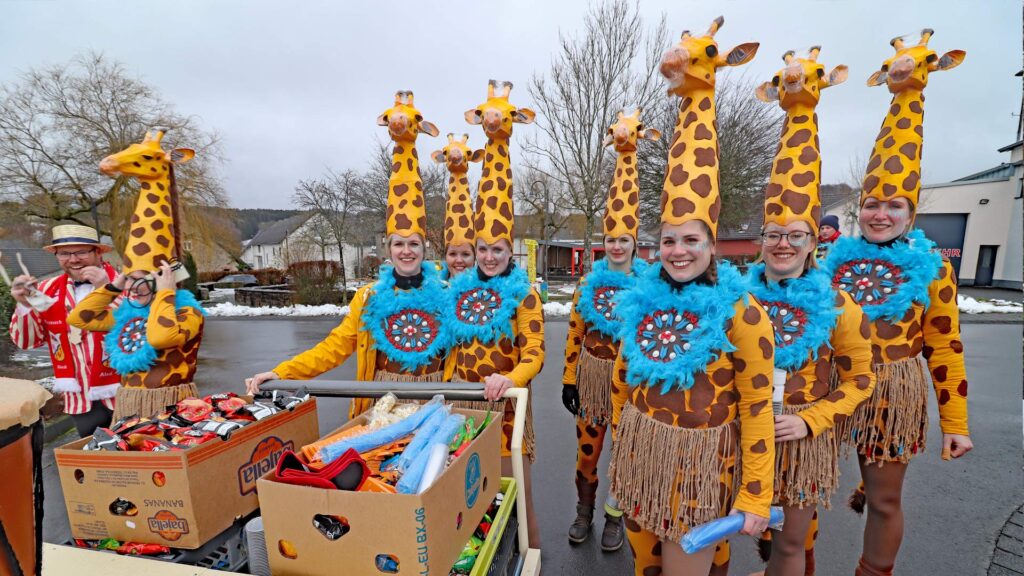 Der Rosenmontagszug Müllenbach am Nürburgring feiert 60 Jahre. Kreative Fußgruppen, handgemachte Kostüme und beste Stimmung in der Hocheifel.