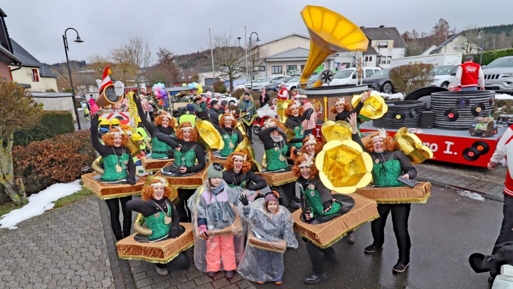 Der Rosenmontagszug Müllenbach am Nürburgring feiert 60 Jahre. Kreative Fußgruppen, handgemachte Kostüme und beste Stimmung in der Hocheifel.