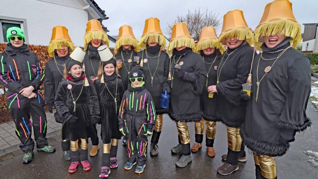 Der Rosenmontagszug Müllenbach am Nürburgring feiert 60 Jahre. Kreative Fußgruppen, handgemachte Kostüme und beste Stimmung in der Hocheifel.