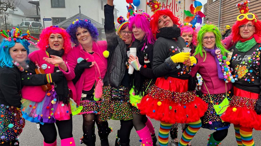 "Außer Rand und Band" präsentieren sich diese Möhnen aus Reifferscheid.