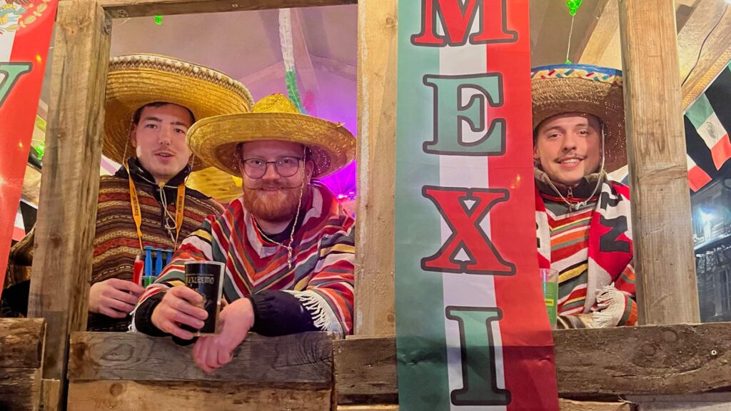 Mit Sombrero und vielleicht auch Tequila feiern diese Jungs in Schuld an der Ahr